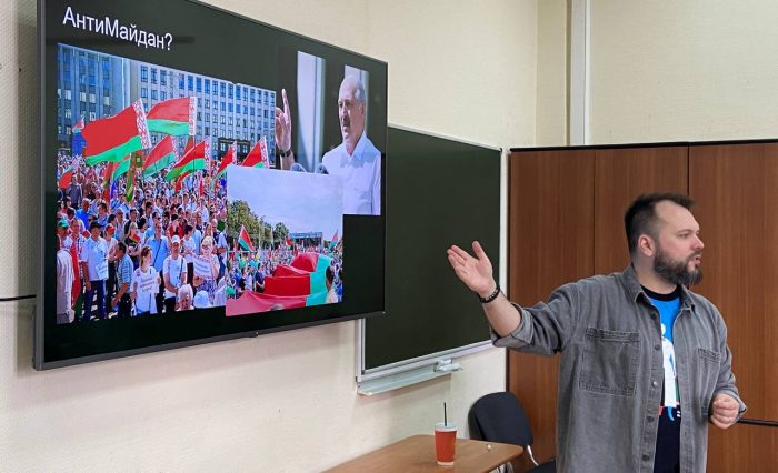 Спецкор RT Константин Придыбайло рассказал о технологиях противодействия цветным революциям