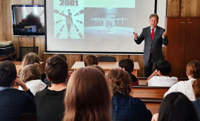 Владимир Делов выступил с лекцией в школе №117