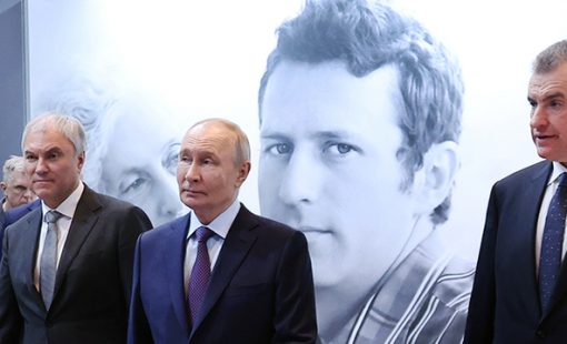 Президент Владимир Путин посетил выставку в честь Владимира Жириновского 9150939 24.04.2026 24 апреля 2026. Президент РФ Владимир Путин посещает выставку в "Манеже", посвященную 80-летию со дня рождения политика, основателя ЛДПР Владимира Жириновского. Слева: председатель Государственной Думы РФ Вячеслав Володин, справа: председатель ЛДПР Леонид Слуцкий. Валерий Шарифулин / РИА Новости