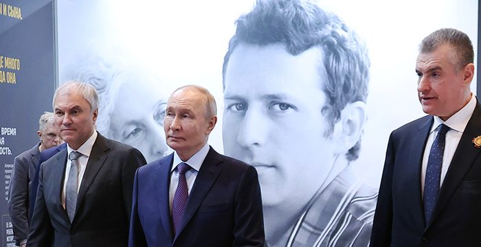 9150939 24.04.2026 24 апреля 2026. Президент РФ Владимир Путин посещает выставку в "Манеже", посвященную 80-летию со дня рождения политика, основателя ЛДПР Владимира Жириновского. Слева: председатель Государственной Думы РФ Вячеслав Володин, справа: председатель ЛДПР Леонид Слуцкий. Валерий Шарифулин / РИА Новости